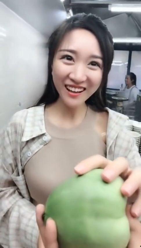 女生问你吃瓜,揭秘女生问吃瓜背后的趣味故事